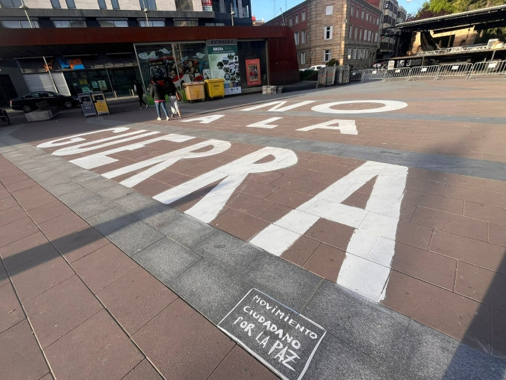 Una pintada por la paz irrumpe en la plaza de Mariano Granados antes del concierto de Chambao